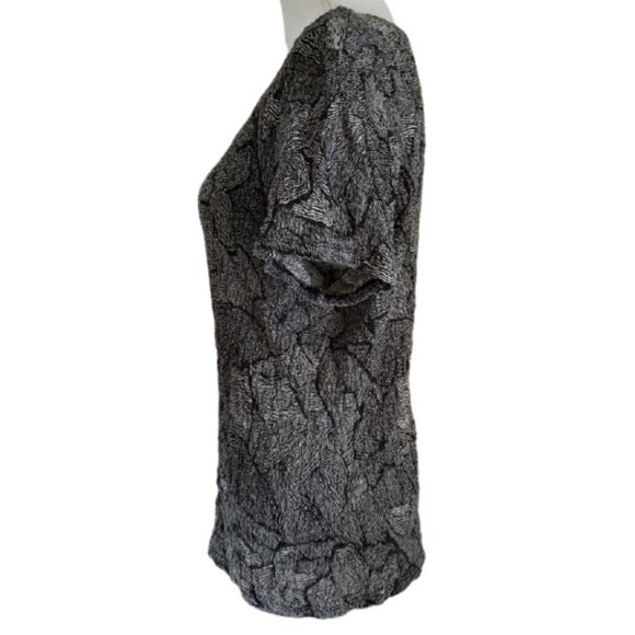 Jaclyn Smith Blouse Black White Floral Stretchy Wavy Bottom Short Sleeves Size L - Picture 2 of 12